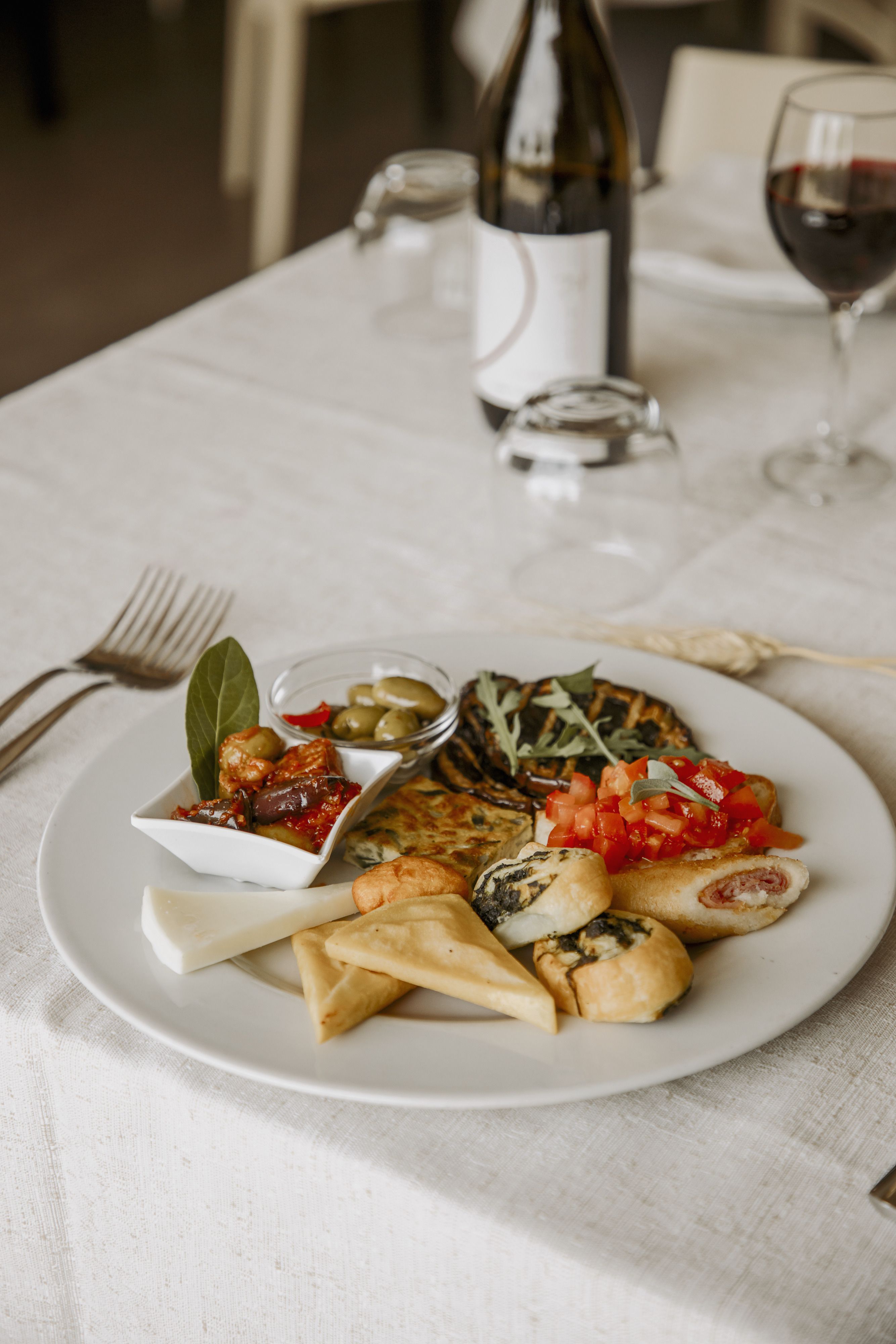 Antipasto rustico e vino rosso