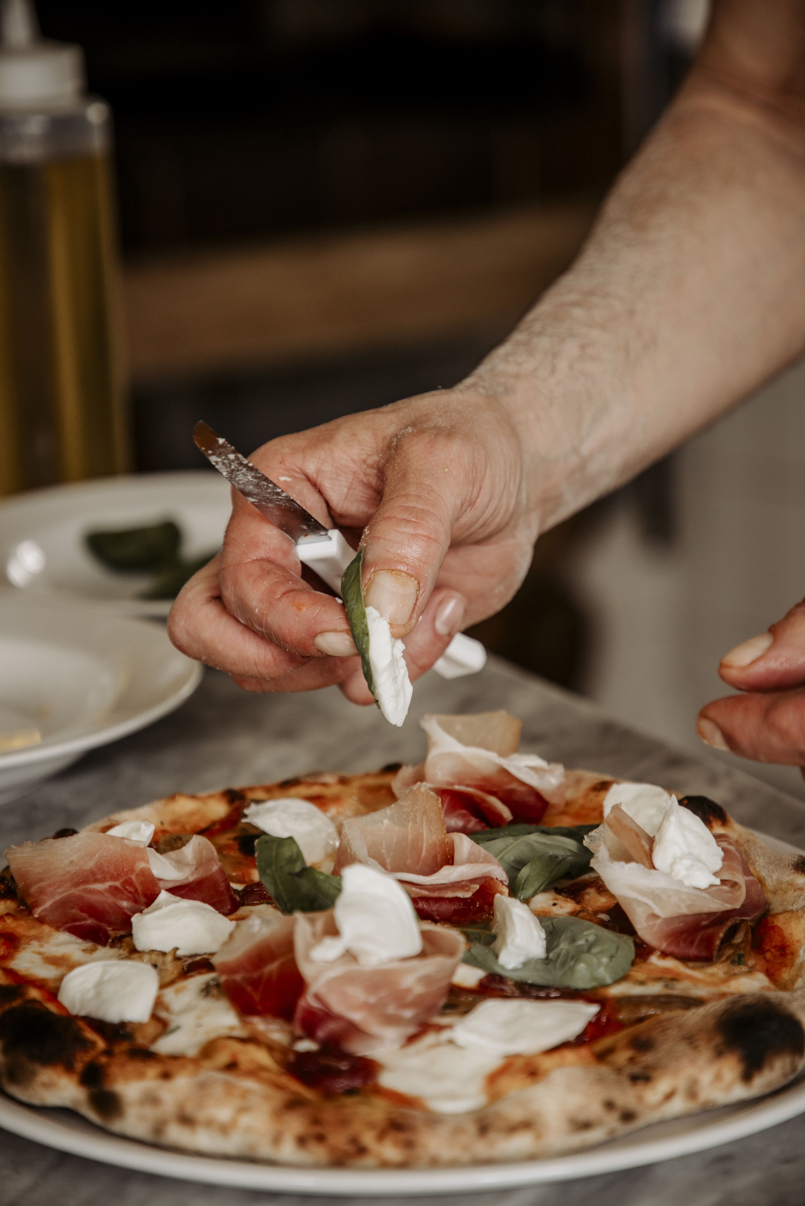 Bufala a crudo su una pizza Gold