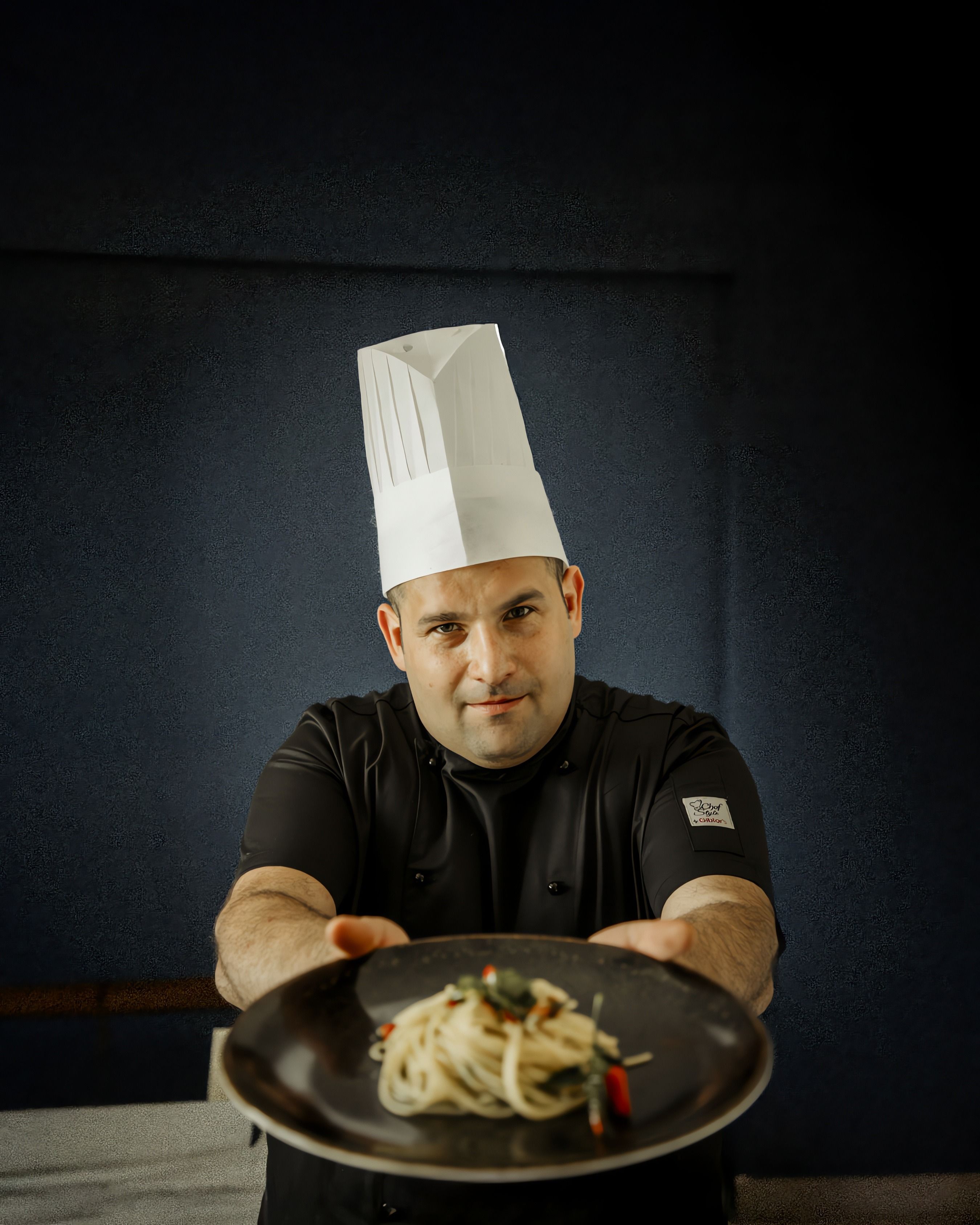 Lo chef Dario Ciulla presenta un piatto di spaghetti