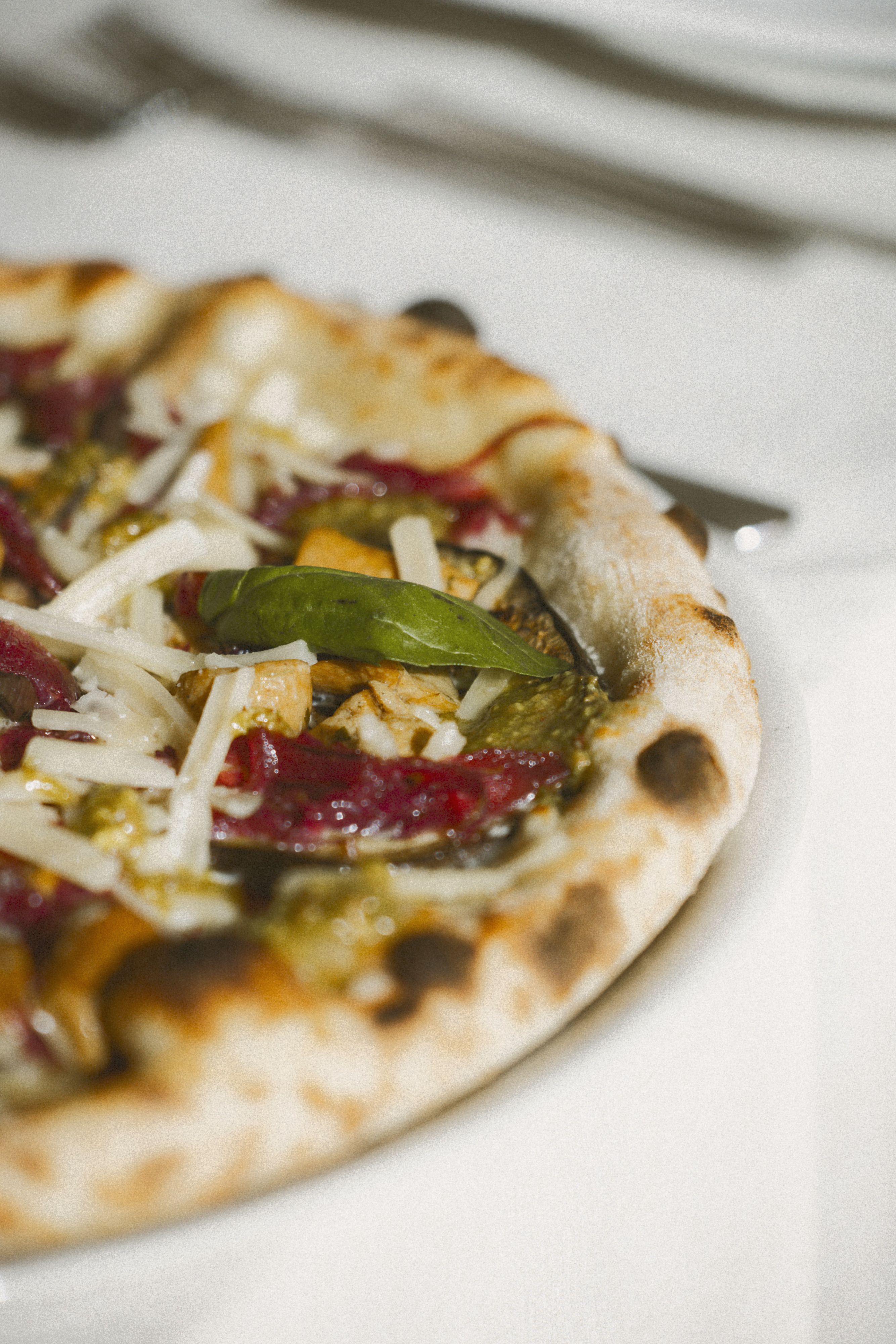 Il cornicione di una pizza appena sfornata