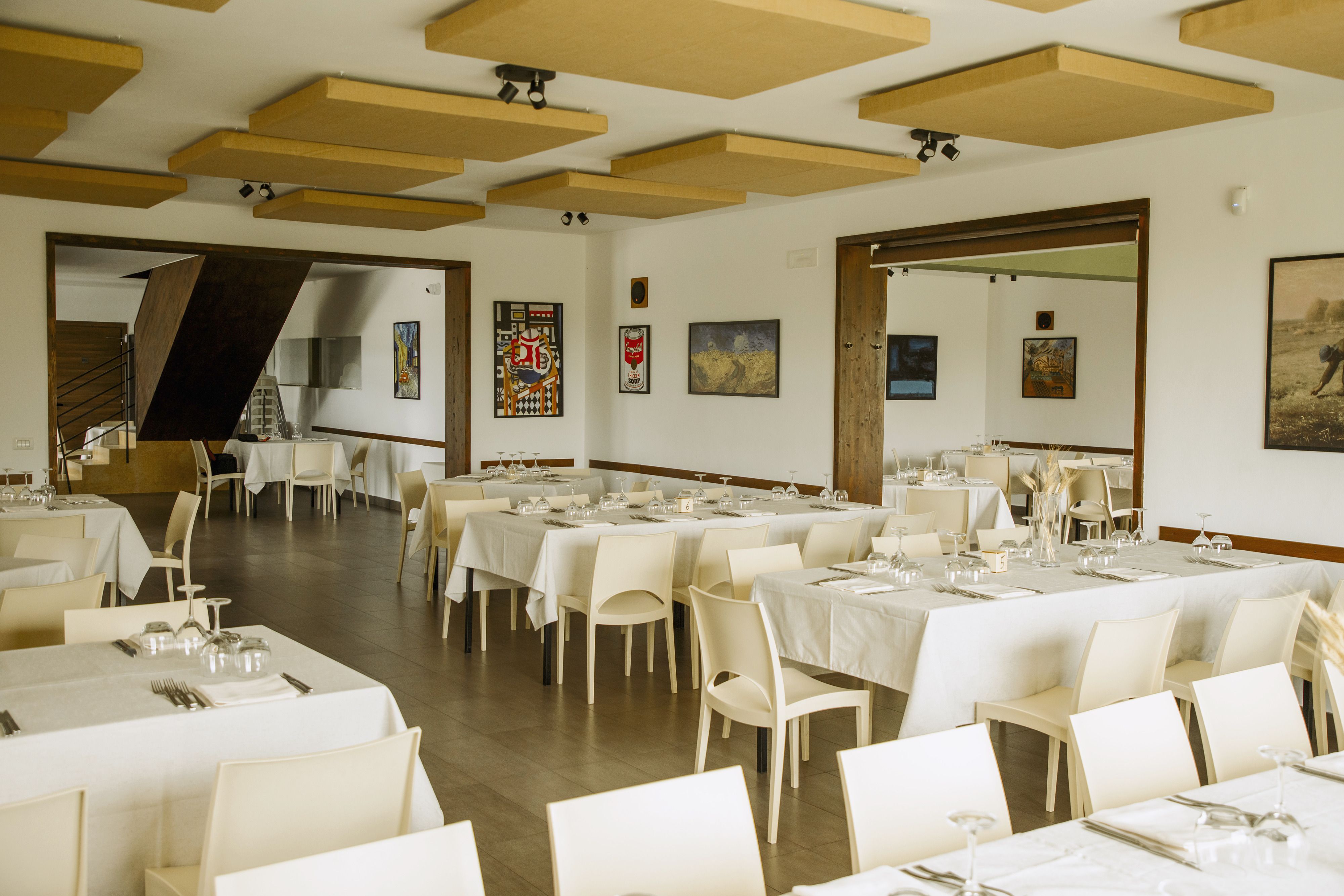 La sala grande apparecchiata