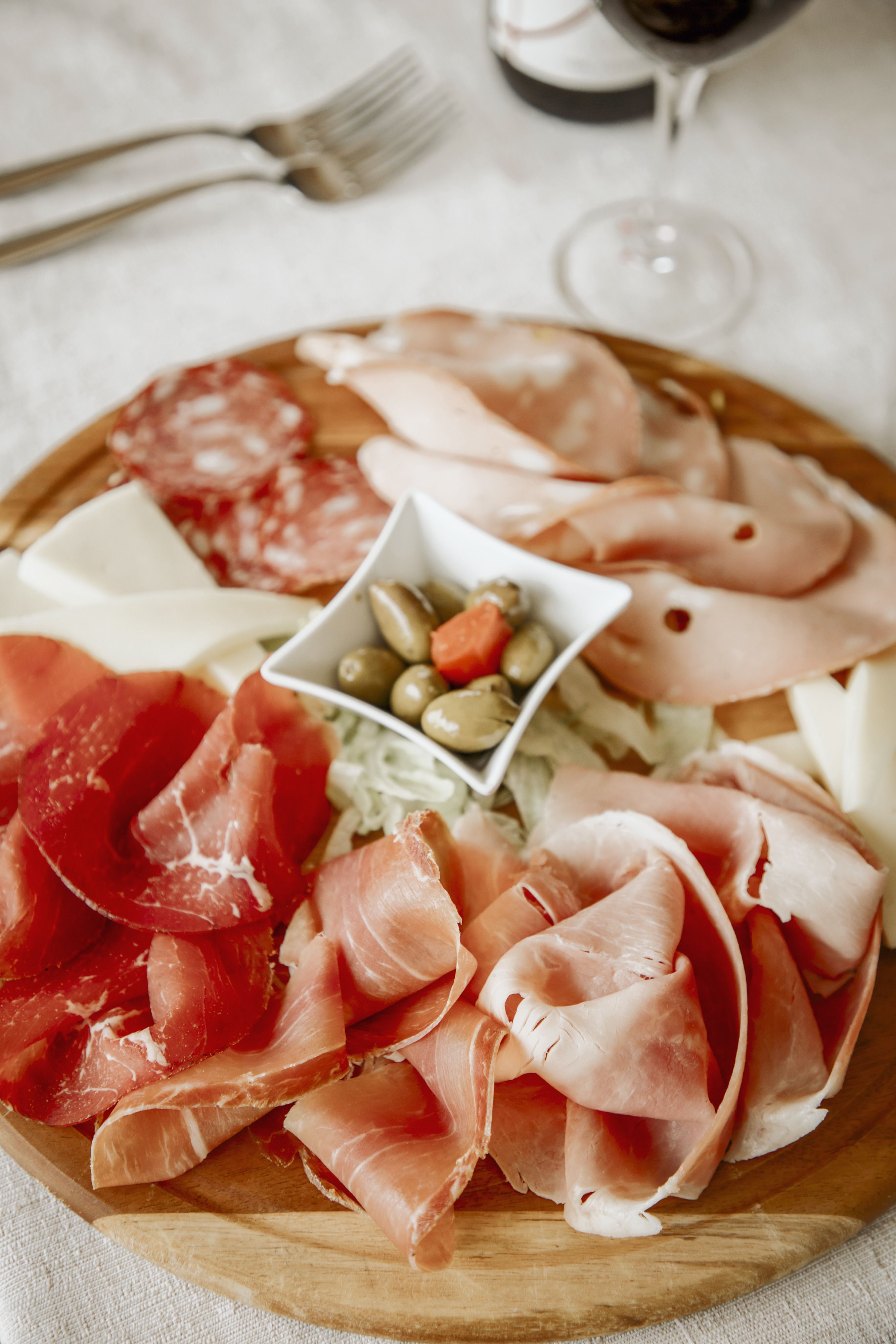 Tagliere di salumi e formaggi con olive