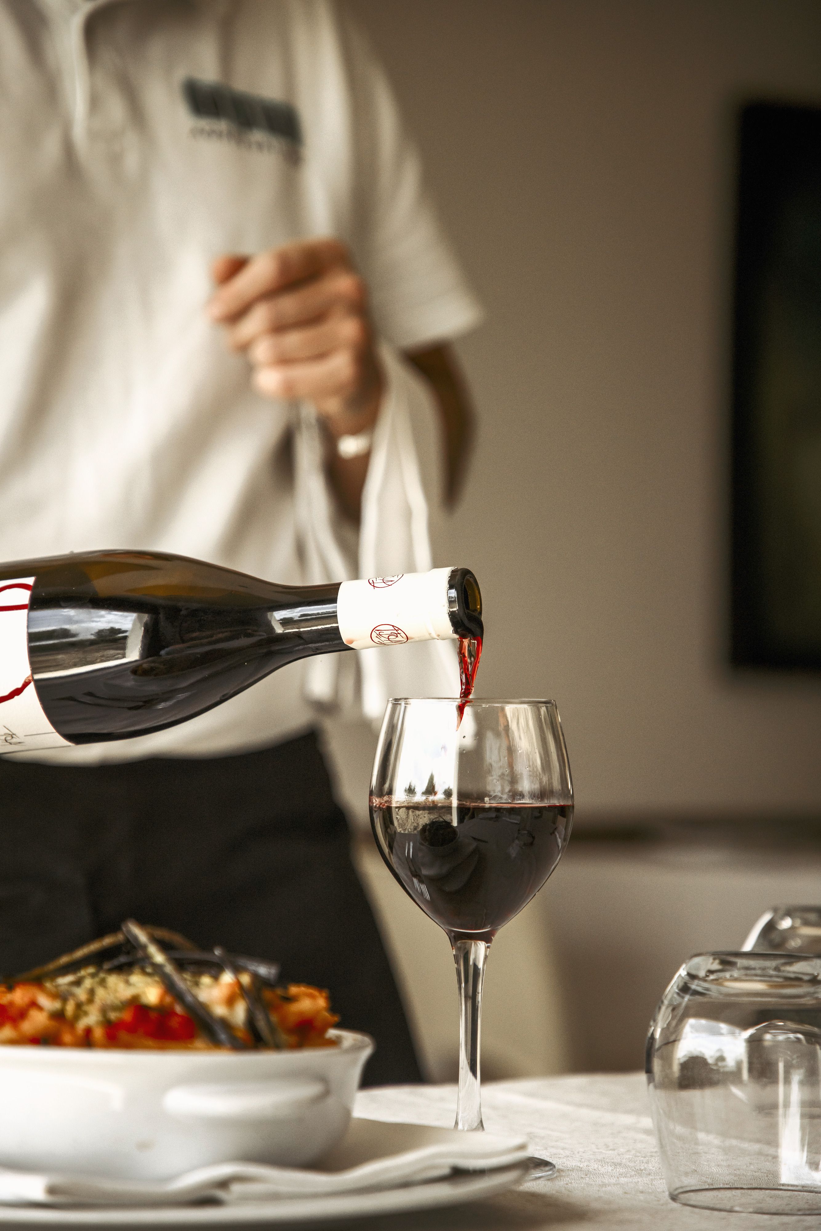 Vino rosso versato nel calice